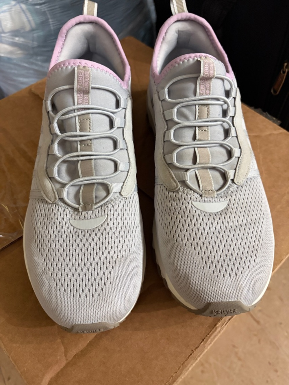 K-Swiss Women’s Light Gray Athletic Sneakers with Purple Collar